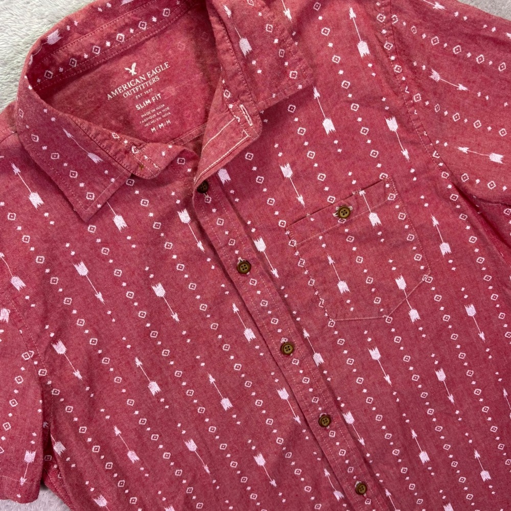 American Eagle Mens Button Down Medium Red Arrow Print Slim Fit Short Sleeve